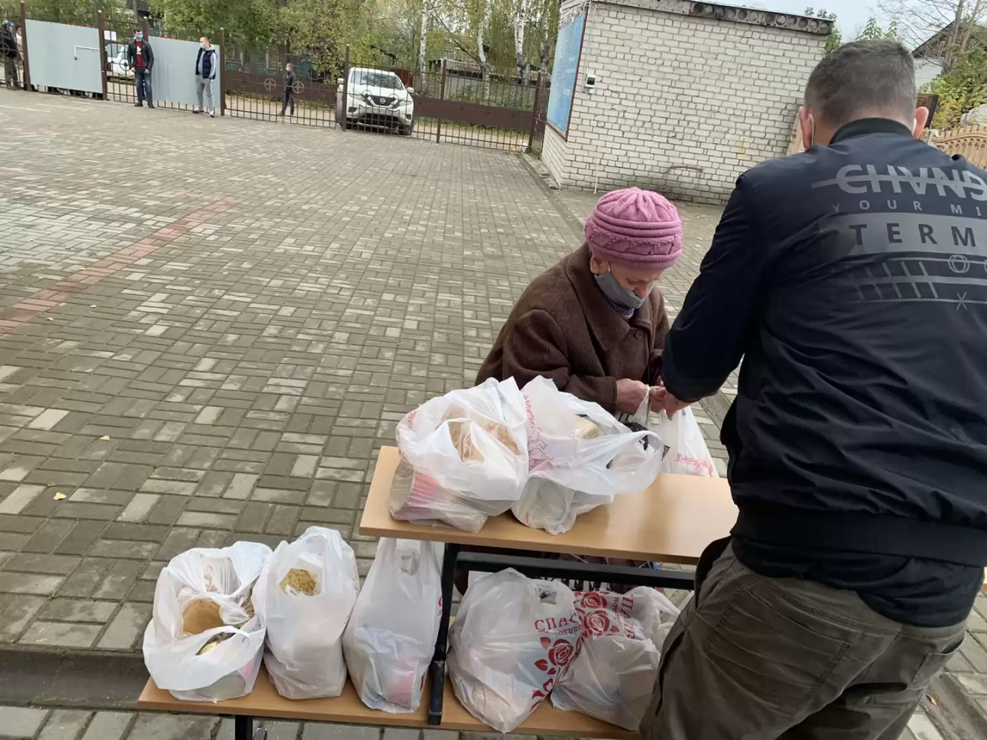 Раздача продовольственных пайков